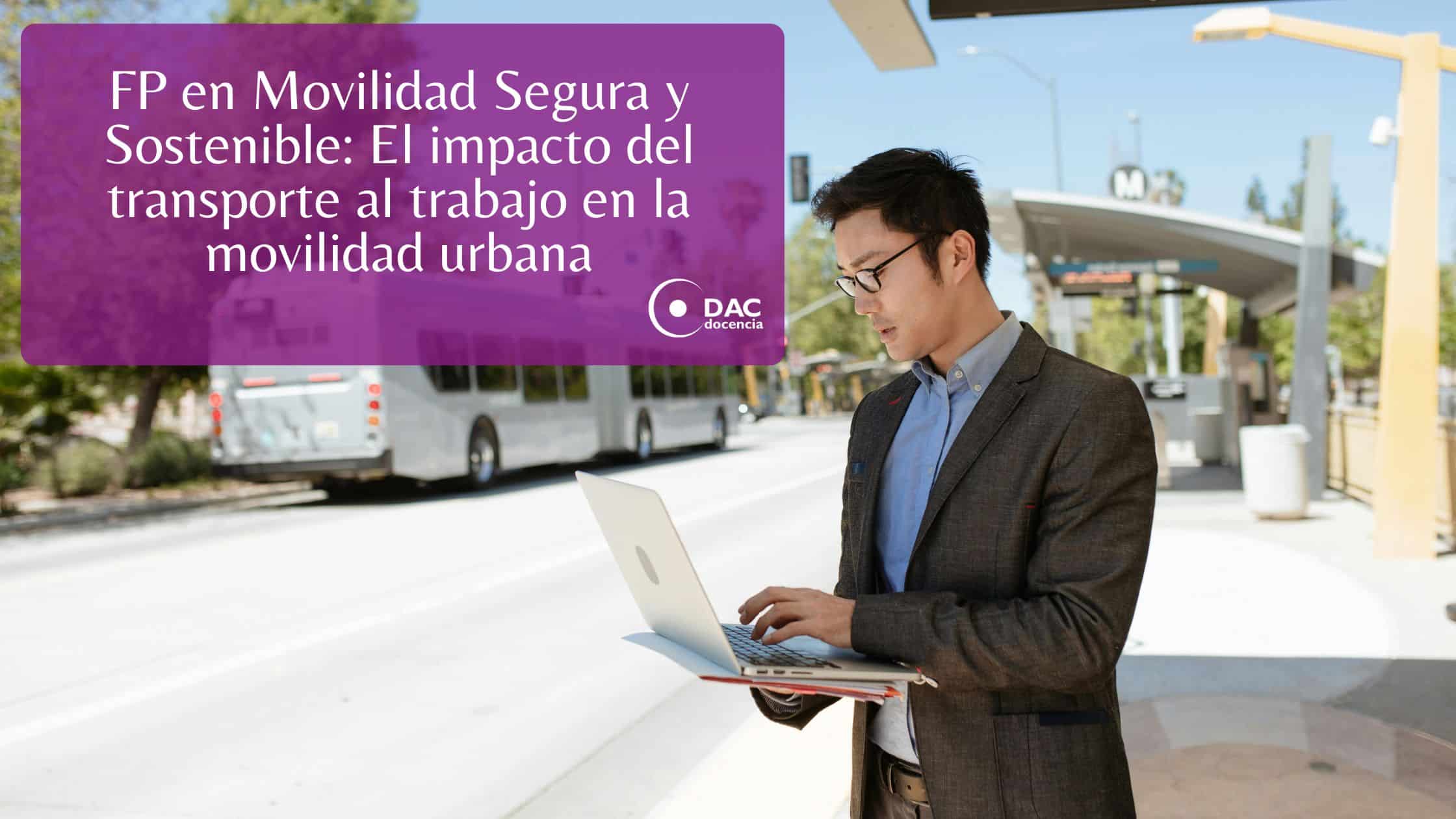 hombre yendo al trabajo en autobús, para simbolizar el impacto del transporte al trabajo que se enseña en la FP en Movilidad Segura y Sostenible