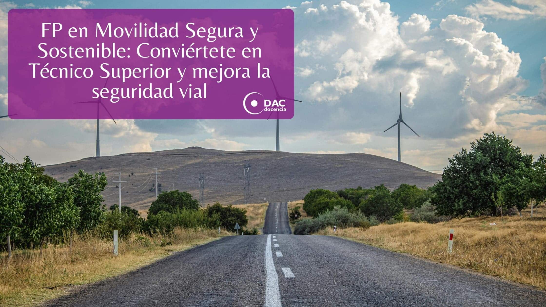 Técnico Superior en Movilidad Segura y Sostenible analizando un plan de transporte sostenible en una ciudad moderna.